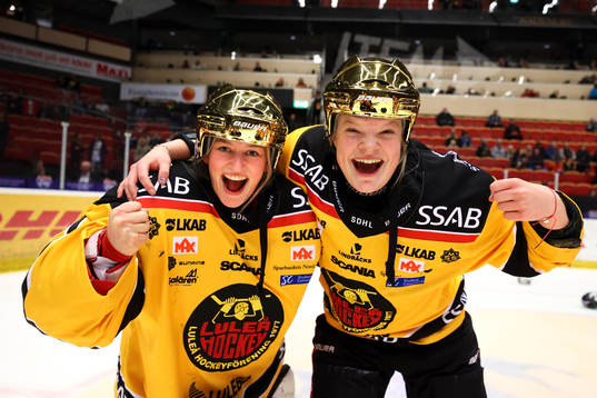 Luleås målvakt Frida Axell och Astrid Lindeberg jublar