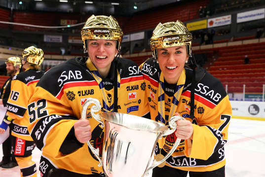 Luleås målvakt Sara Grahn och Anna Kjellbin jublar