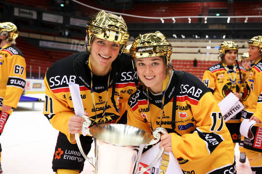 Luleås Josefine Persson och Sofia Skriver jublar