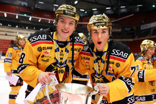 Luleås Ronja Savolainen och Anna Kjellbin jublar