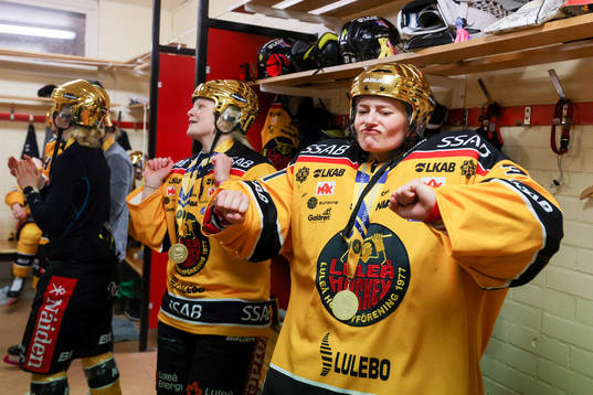 Luleås målvakt Frida Axell jublar