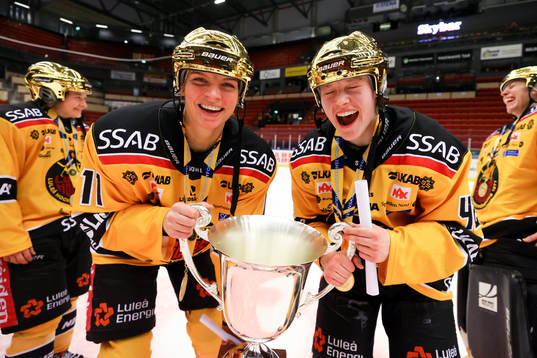 Luleås Josefine Persson och Viivi Vainikka jublar