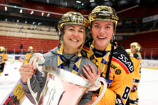 Luleås Ronja Savolainen jublar