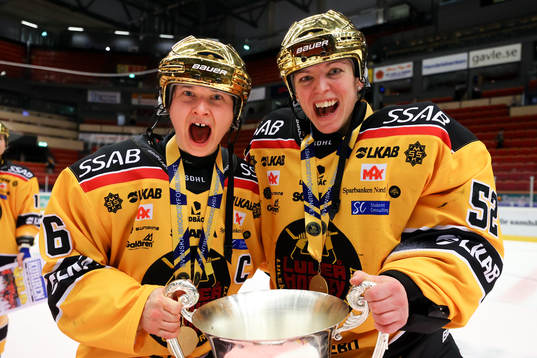 Luleås Jenni Hiirikoski och målvakt Sara Grahn