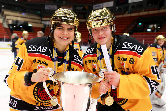 Luleås Noemi Ryhner och Viivi Vainikka jublar