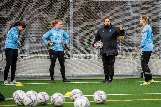målvaktstränare Emelie Karström instruerar målvakterna