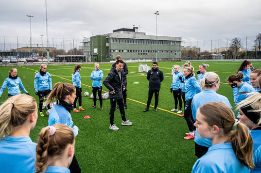Tränare Fredrik Jahnfors instruerar spelarna