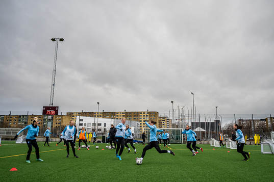 Vy över en fotbollsträning med Malmö FF Dam