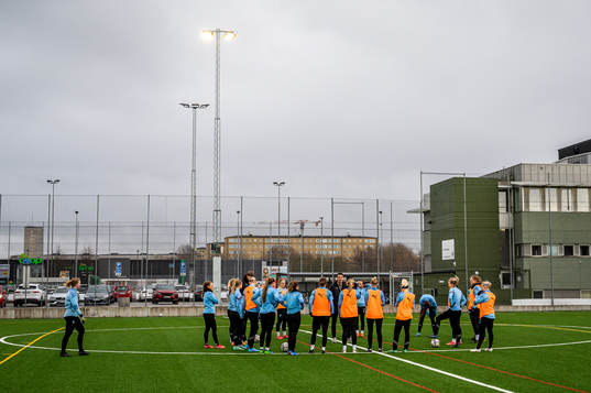Tränare Fredrik Jahnfors instruerar spelarna