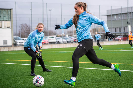 Målvakt Emma Svensson och Linnea Svensson