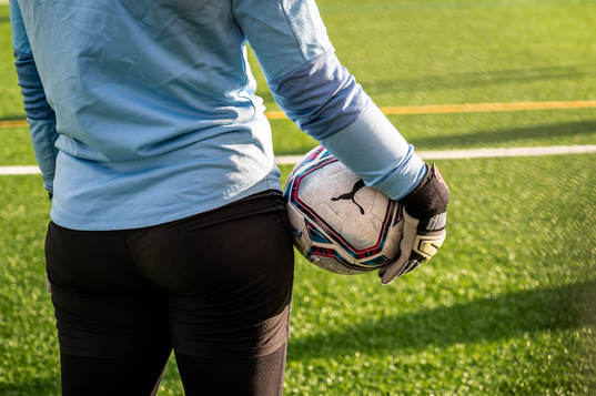 En målvakt håller i en fotboll