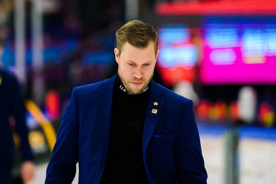 Skellefteås assisterande Andreas Falk deppar