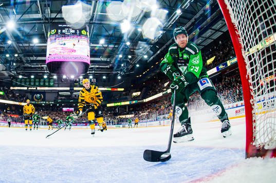 Färjestads Patrik Lundh skjuter 3-1 i tom bur