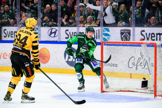 Färjestads Patrik Lundh jublar när han skjuter 3-1 och