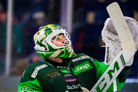 Färjestads målvakt Dominik Furch jublar och tackar