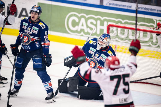 Växjös Pontus Holmberg och målvakt Emil Larmi deppar