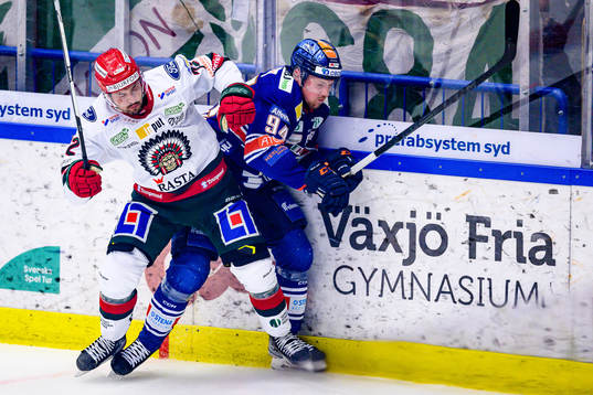 Frölundas Patrik Carlsson tacklar Växjös Joel Persson
