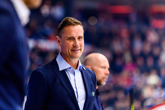 Frölundas tränare Roger Rönnberg skrattar