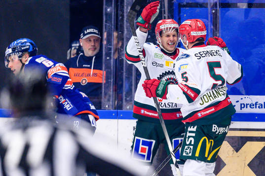 Frölundas Max Friberg och Filip Johansson jublar