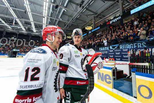 Frölundas Max Friberg och målvakt Matthew Tomkins jublar