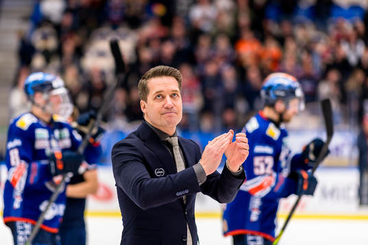 Växjös tränare Sam Hallam tackar publiken