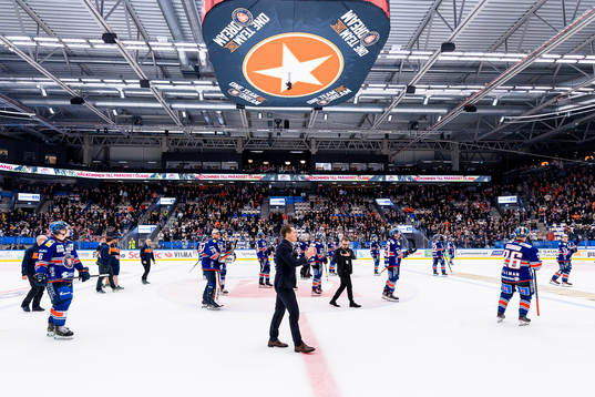 Växjös tränare Sam Hallam och spelare tackar publiken