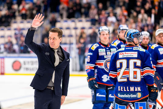 Växjös tränare Sam Hallam tackar publiken