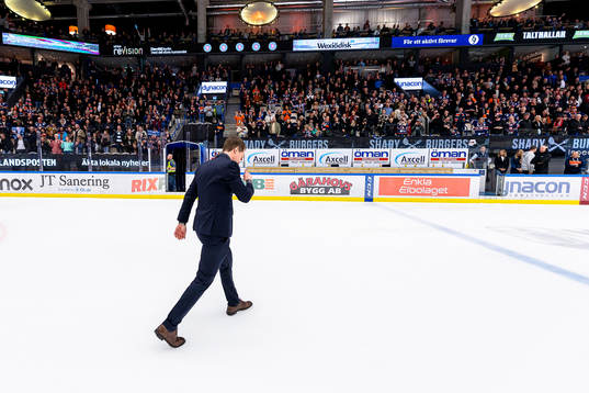 Växjös tränare Sam Hallam lämnar isen och deppar