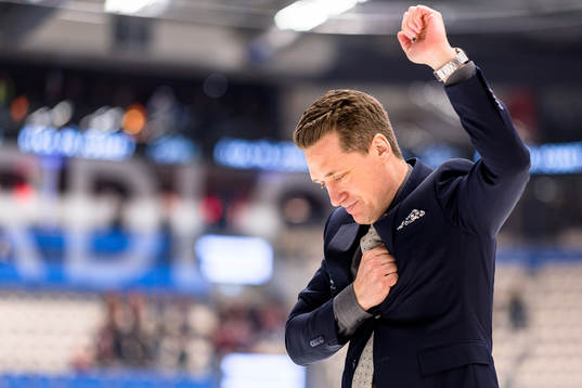 Växjös tränare Sam Hallam tackar publiken