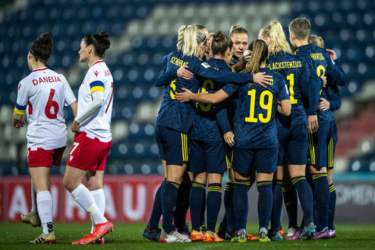 Fridolina Rolfö of Sweden celebrate with teammates