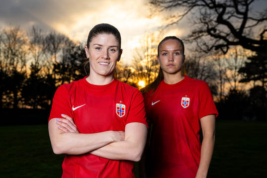 Maren Mjelde and Guro Reiten of the Norwegian national