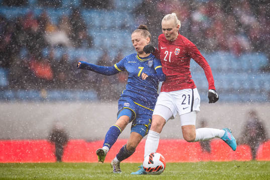 Leonora Ejupi of Kosovo and Karina Sævik of Norway