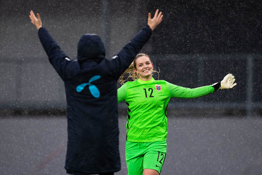 Goalkeeper Guro Pettersen of Norway celebrate