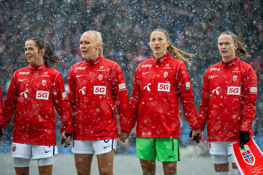 Tuva Hansen, Maria Thorisdottir, goalkeeper Cecilie