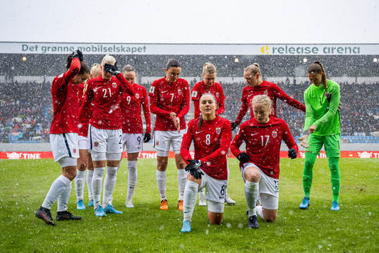 Vilde Bøe Risa, Julie Blakstad and players of Norway