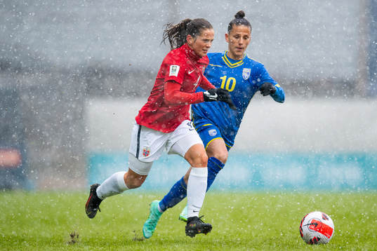 Tuva Hansen of Norway and Valentina Limani of Kosovo
