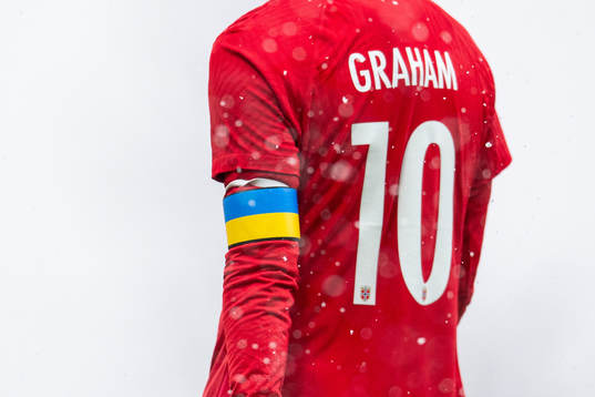 Caroline Graham Hansen of Norway with the captains sleeve