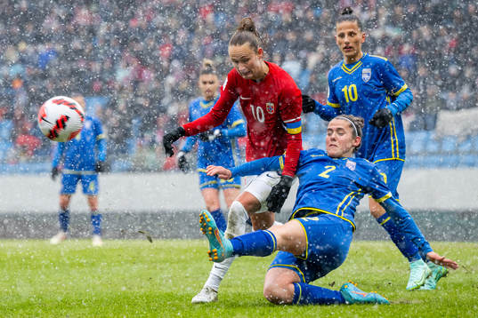 Caroline Graham Hansen of Norway and Edona Kastrati of