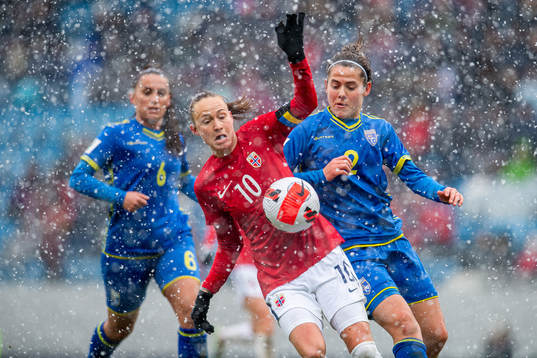 Caroline Graham Hansen of Norway and Edona Kastrati of