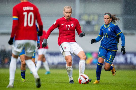 Julie Blakstad of Norway and Edona Kryeziu of Kosovo