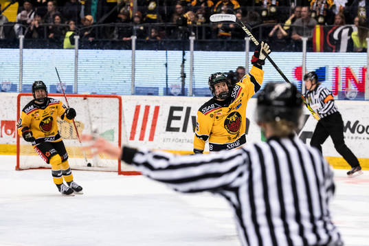 Luleås Petra Nieminen jublar