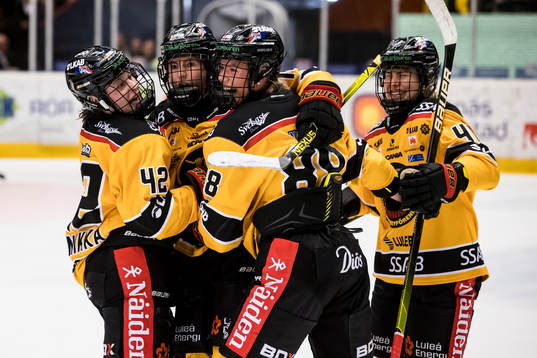 Luleås Ronja Savolainen och Viivi Vainikka jublar