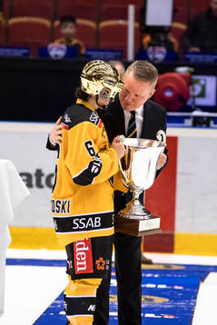Luleås Jenni Hiirikoski tar emot bucklan