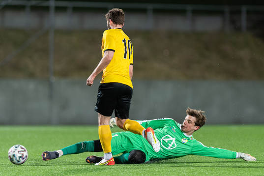 IFK Malmös målvakt  Melker Ellborg rensar framför Lunds