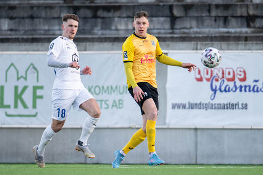Lunds Gustav Båth Sågänger jagas av IFK Malmös Hampus