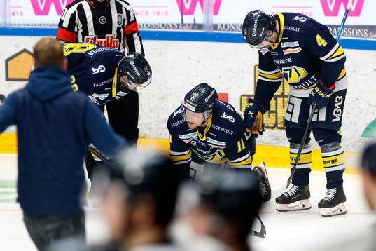 s Simon Önerud ligger på isen