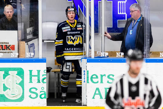 s Victor Sjöholm i utvisningsbåset