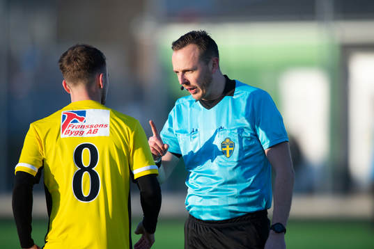 Domaren tillrättavisar i matchen i div. 2 Södra Götaland