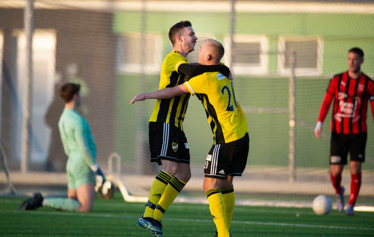 IFK Hässleholms Max Sandberg har gjort 1-0 och grattas av