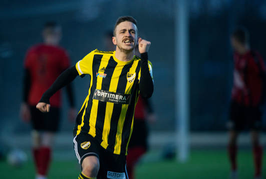IFK Hässleholms Max Sandberg skruvar in en frispark och